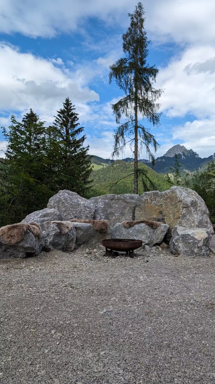 Lagerfeuer mit Bergblick